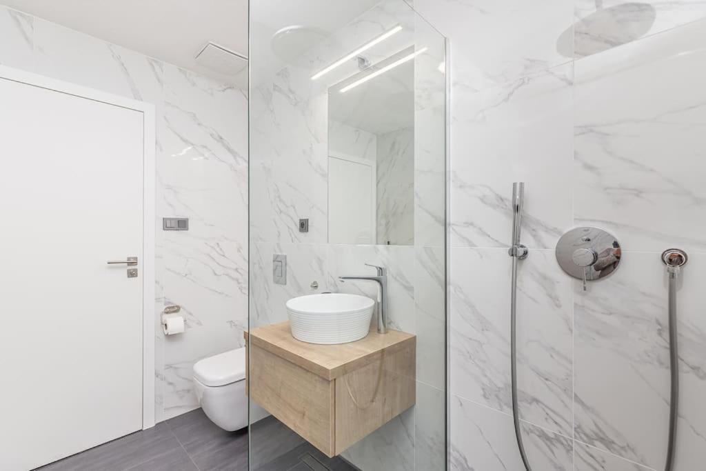 Cozy Quiet New Apartment In Karlin Square Πράγα Εξωτερικό φωτογραφία